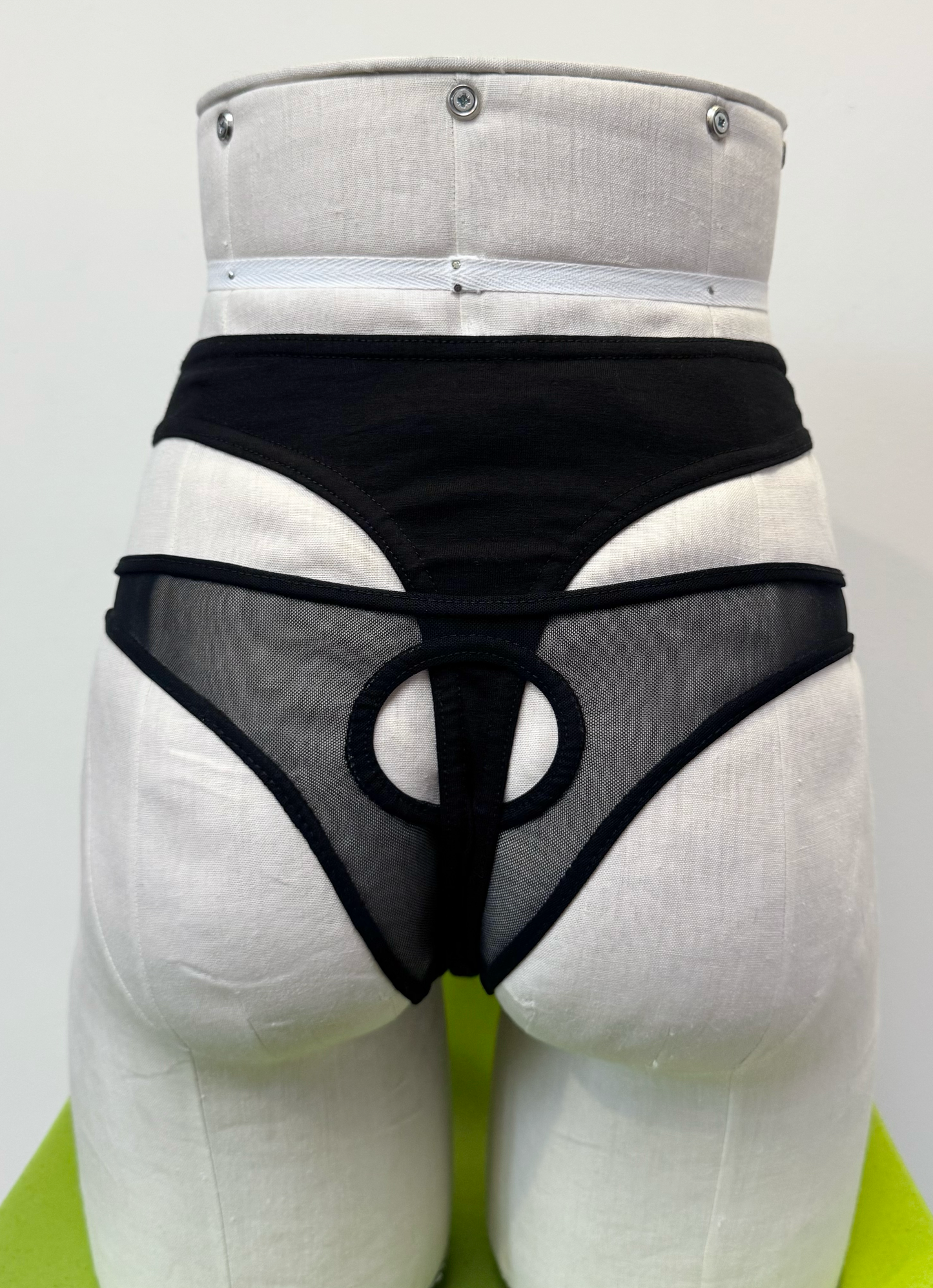 *SAMPLE* Black Linked Thong, L